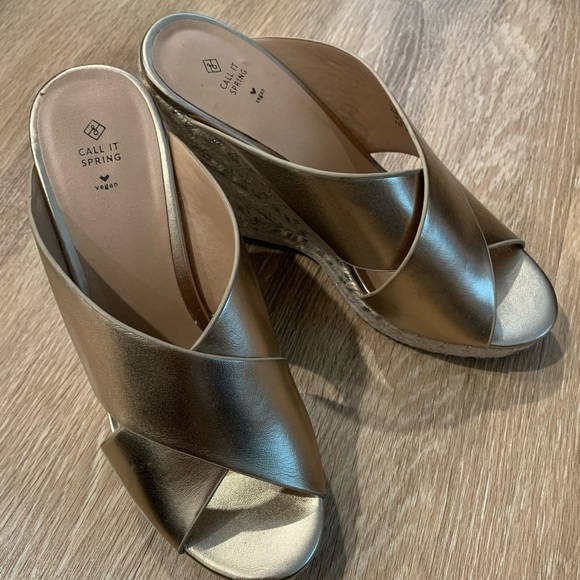 Vegan Leather Gold Wedges 7.5M like new! - Picture 2 of 4